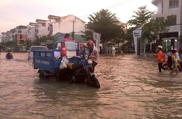 TP Hồ Chí Minh: Người dân lội nước về nhà trong ngày triều cường đạt đỉnh - Ảnh 3