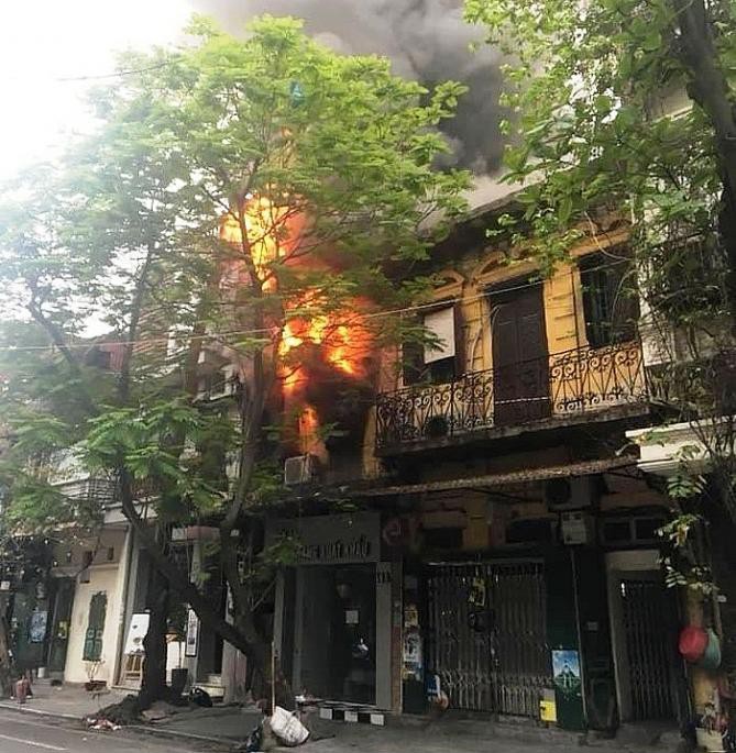 Hà Nội: Cháy lớn tại cửa hàng quần áo trên phố Bát Đàn - Ảnh 2