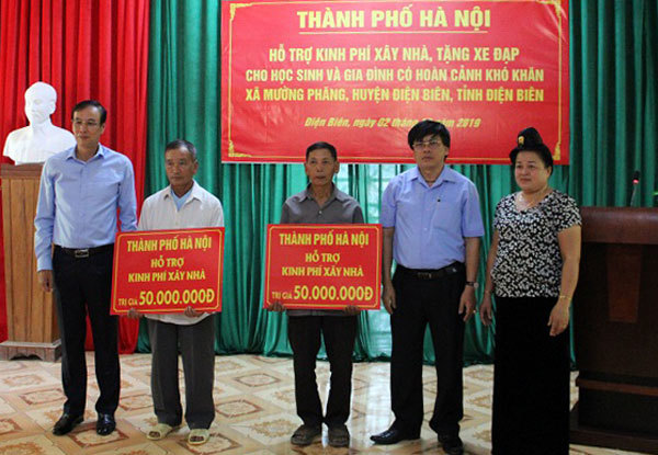 Phó Bí thư Thành ủy Hà Nội Đào Đức Toàn thăm, tặng quà tại Điện Biên - Ảnh 2