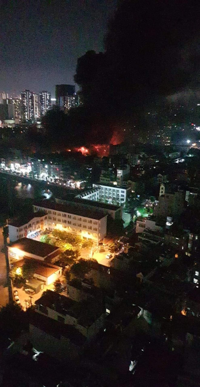 [Ảnh] Thâu đêm dập tắt đám cháy tại Công ty Bóng đèn phích nước Rạng Đông - Ảnh 3