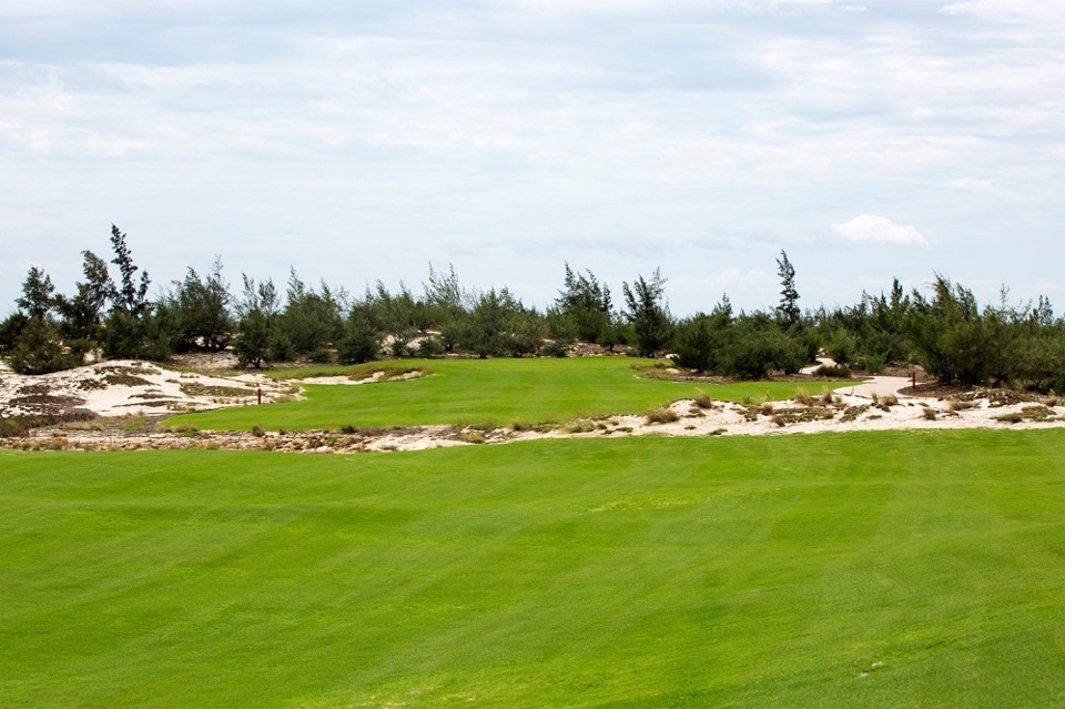 Cận cảnh vẻ đẹp của 18 hố golf đầu tiên trong tổ hợp FLC Quang Binh Golf Links - Ảnh 6