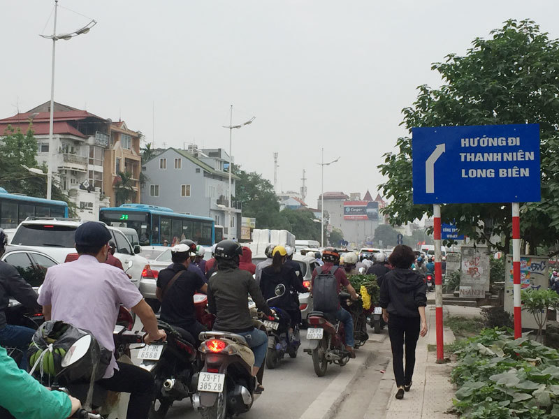 Hà Nội: Ùn tắc giao thông trên đường Nghi Tàm trong ngày làm việc cuối tuần - Ảnh 2