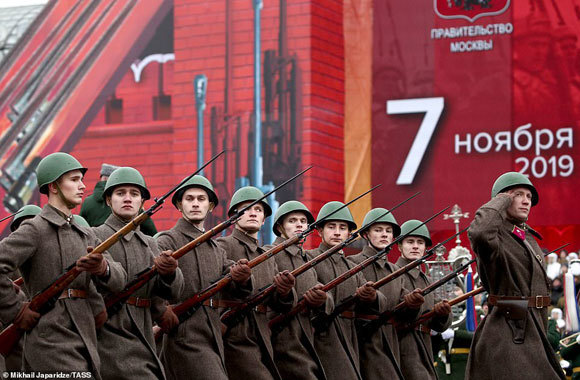 Ảnh: Nga tái hiện hoành tráng lễ duyệt binh huyền thoại năm 1941 trên Quảng trường Đỏ - Ảnh 3