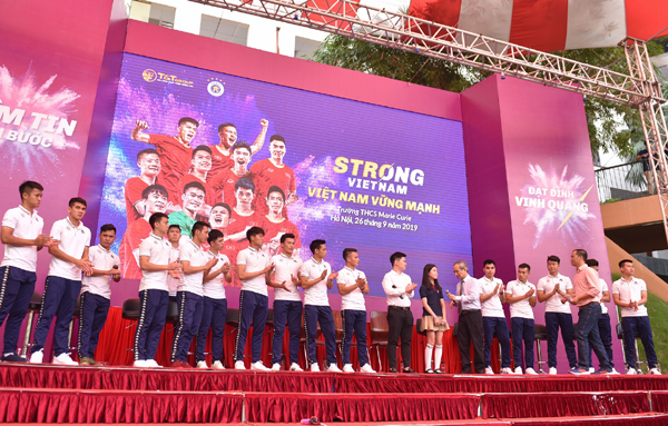 Strong Vietnam: Cầu thủ Duy Mạnh được fan tổ chức sinh nhật tại trường Marie Curie - Ảnh 1