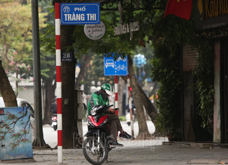 [Ảnh] Nhịp sống tại Hà Nội trong ngày đầu cách ly toàn xã hội - Ảnh 18