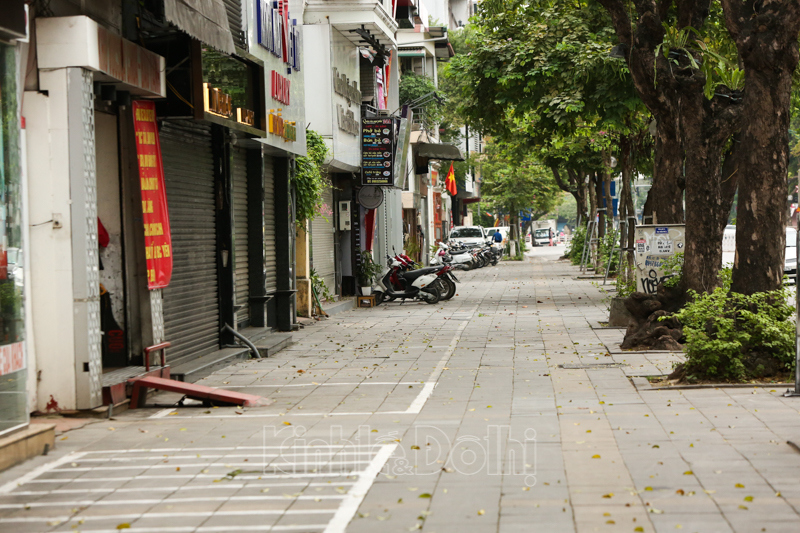 [Ảnh] Nhịp sống tại Hà Nội trong ngày đầu cách ly toàn xã hội - Ảnh 6