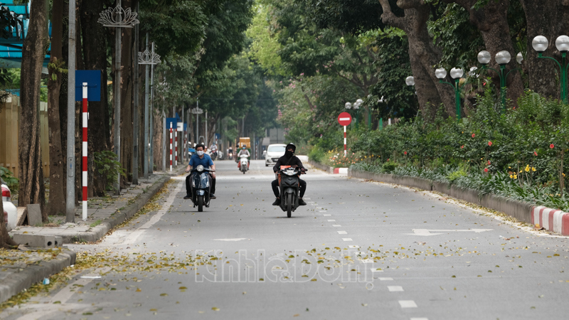 [Ảnh] Nhịp sống tại Hà Nội trong ngày đầu cách ly toàn xã hội - Ảnh 10