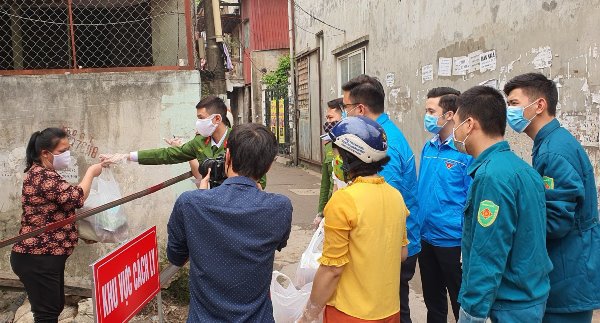 Phòng chống dịch Covid - 19 tại phường Dịch Vọng:  Chung tay cả cộng đồng, không có ai bỏ lại phía sau - Ảnh 3