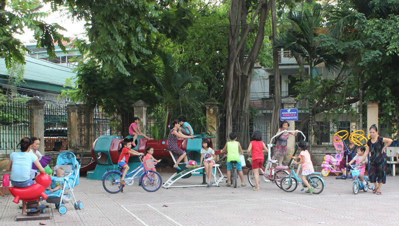 Quận Thanh Xuân cải tạo sân chơi trong khu dân cư: Người dân hưởng lợi - Ảnh 1