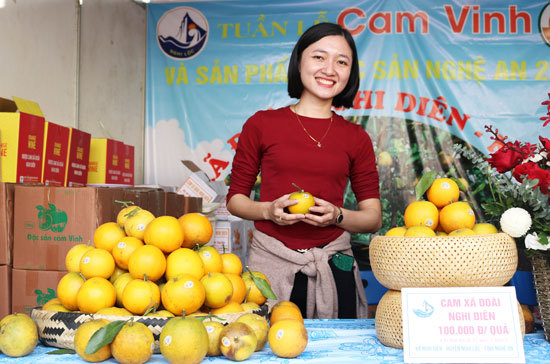 Người dân Thủ đô đổ xô mua đặc sản xứ Nghệ trong Tuần lễ cam Vinh tại Big C Thăng Long - Ảnh 2
