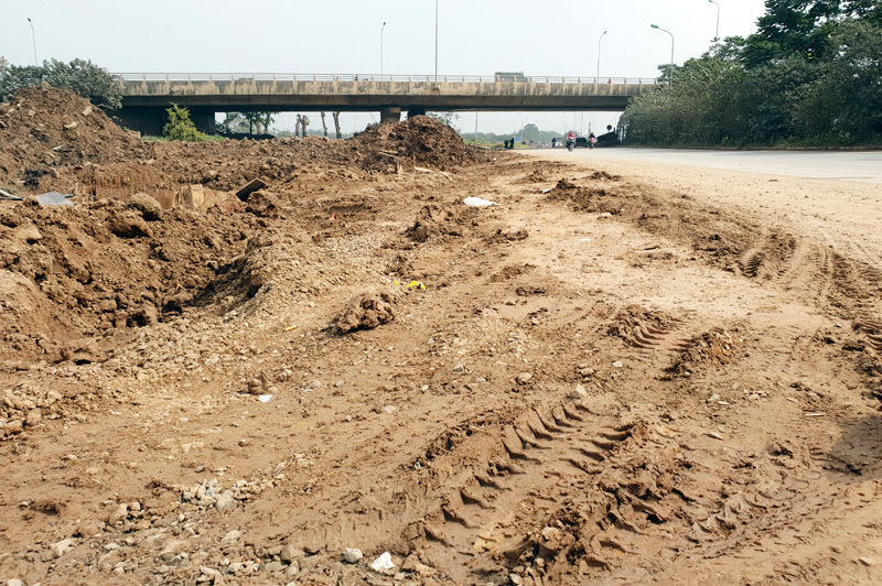 Hà Nội: Ẩn họa từ bùn đất phế thải trên Đại lộ Thăng Long - Ảnh 14