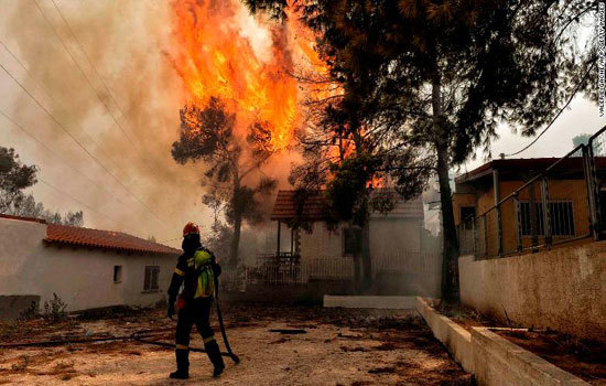 Cận cảnh thảm họa cháy rừng xóa sổ nhiều ngôi làng gần thủ đô Hy Lạp - Ảnh 2