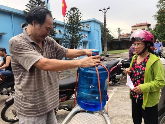 Hà Nội: Cấp miễn phí bình nước tinh khiết cho các trường mầm non - Ảnh 1
