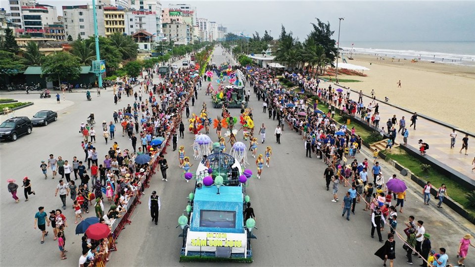 Sôi động, nóng bỏng Carnival Đường phố Sầm Sơn 2019 - Ảnh 2