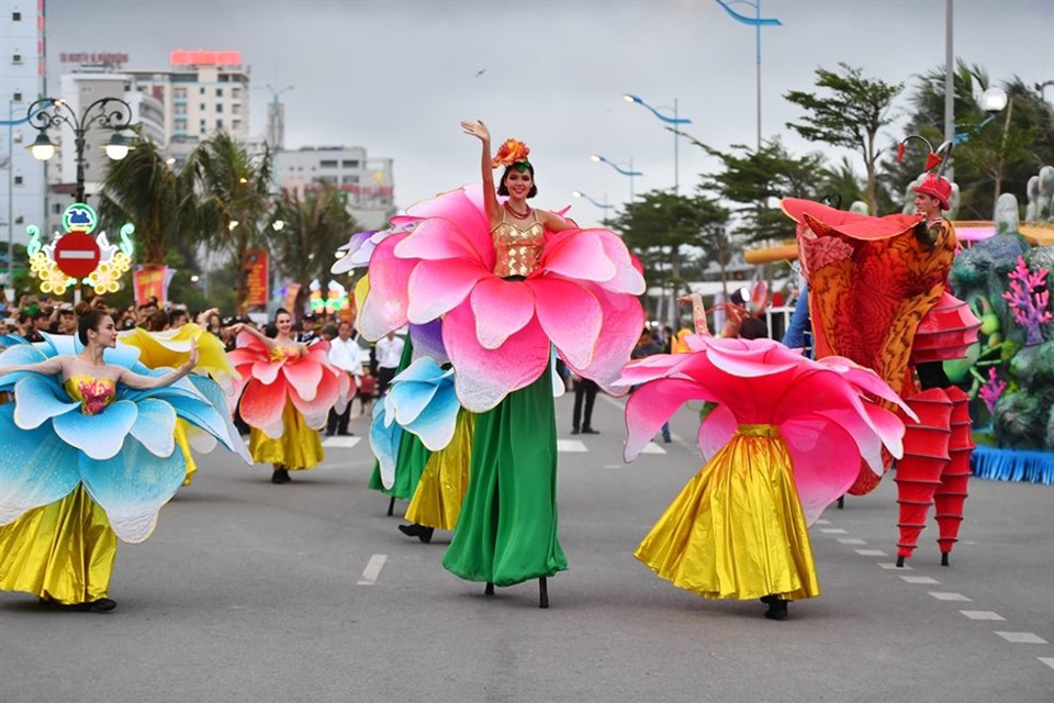 Sôi động, nóng bỏng Carnival Đường phố Sầm Sơn 2019 - Ảnh 1