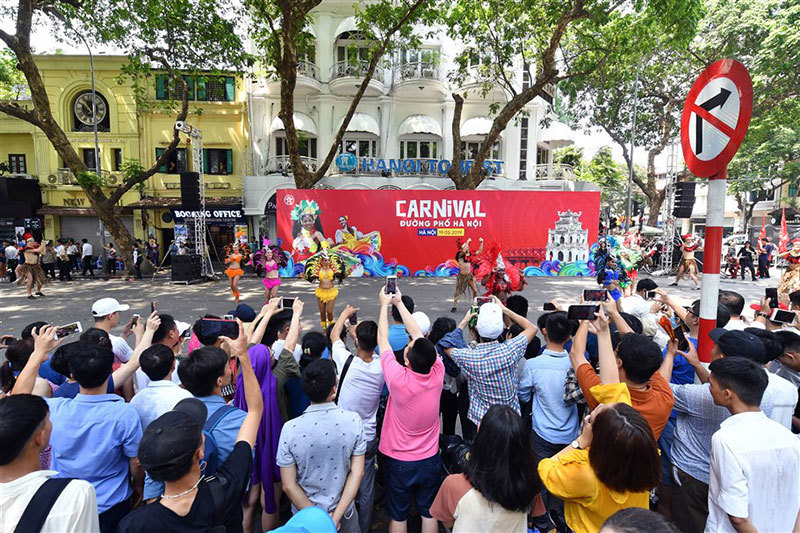 Sôi động Carnival đường phố Hà Nội kỷ niệm "20 năm Thành phố Vì hòa bình" - Ảnh 2