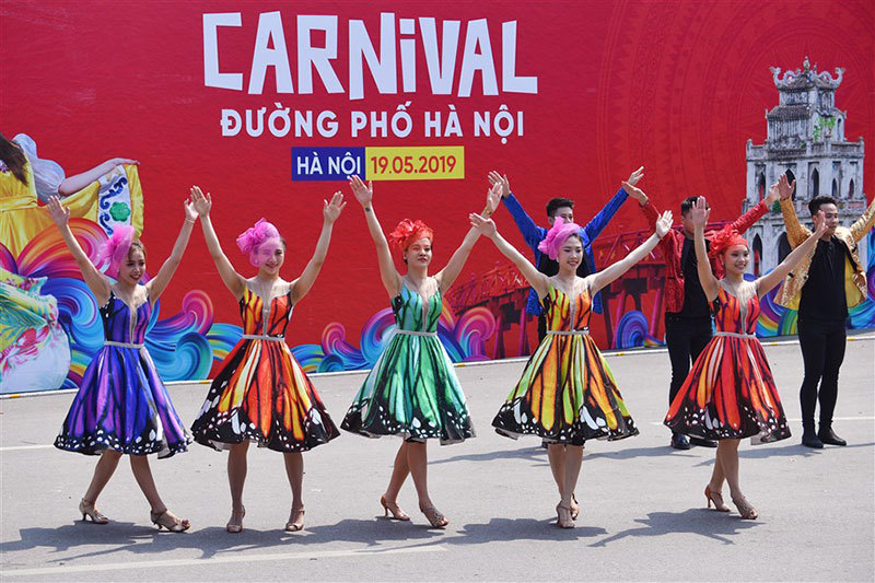 Sôi động Carnival đường phố Hà Nội kỷ niệm "20 năm Thành phố Vì hòa bình" - Ảnh 1