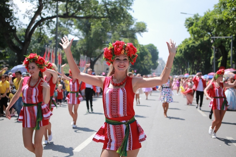 Lễ hội Du lịch Biển Sầm Sơn 2019 gây bất ngờ với Carnival đường phố rực rỡ - Ảnh 2