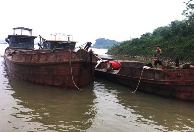 Hà Nội: 2 tàu hút cát trái phép trên sông Hồng trong đêm bị bắt quả tang - Ảnh 1