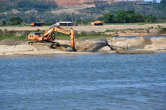 Khai thác cát trên sông Trà Khúc, chính quyền có buông lỏng quản lý? - Ảnh 2