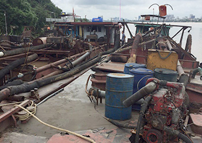 Hà Nội: Bắt giữ tàu lợi dụng đêm khuya để hút trộm cát trên sông Hồng - Ảnh 1