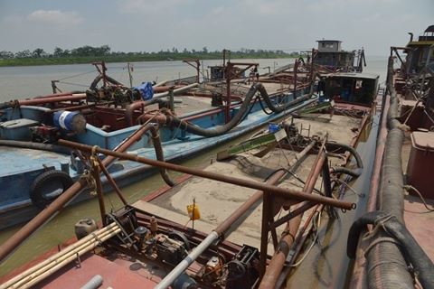 Cảnh sát mật phục bắt quả tang 4 tàu “cát tặc” trên sông Hồng - Ảnh 1
