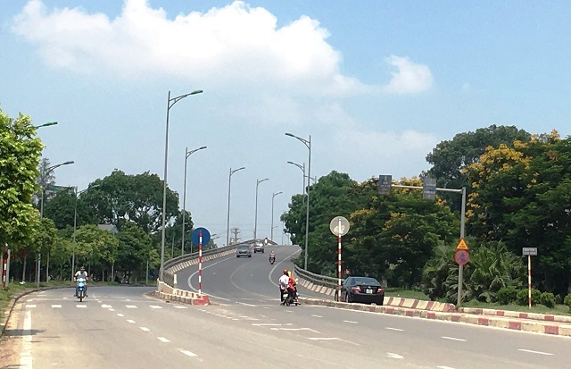 Tại cầu vượt Nam Hồng, huyện Đông Anh: Vô tư vi phạm luật giao thông - Ảnh 1