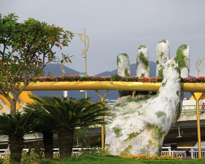 Người dân, du khách thích thú chụp ảnh cùng cầu Vàng giữa lòng Đà Nẵng - Ảnh 5