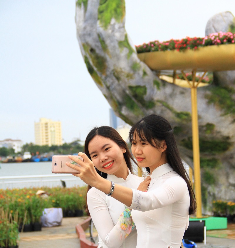 Người dân, du khách thích thú chụp ảnh cùng cầu Vàng giữa lòng Đà Nẵng - Ảnh 6