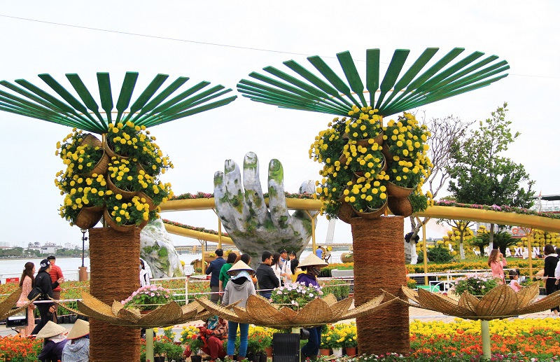Người dân, du khách thích thú chụp ảnh cùng cầu Vàng giữa lòng Đà Nẵng - Ảnh 7