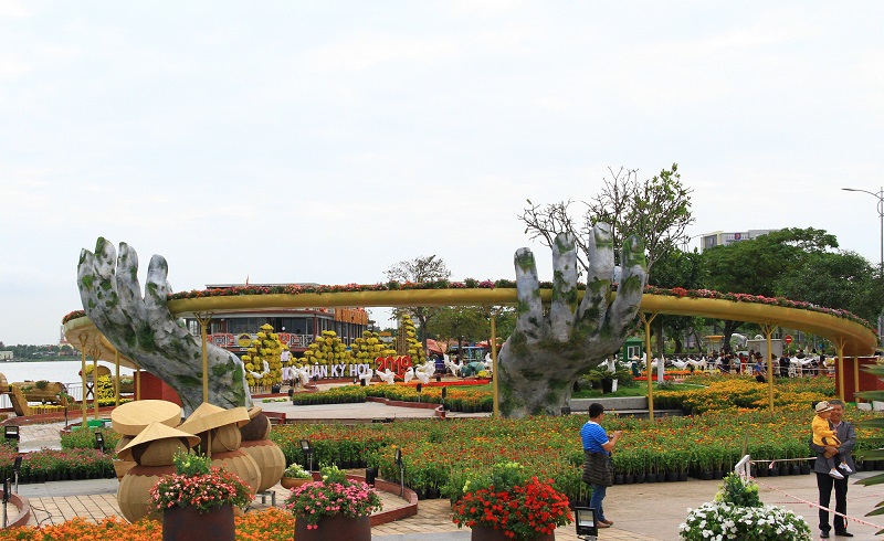 Người dân, du khách thích thú chụp ảnh cùng cầu Vàng giữa lòng Đà Nẵng - Ảnh 8