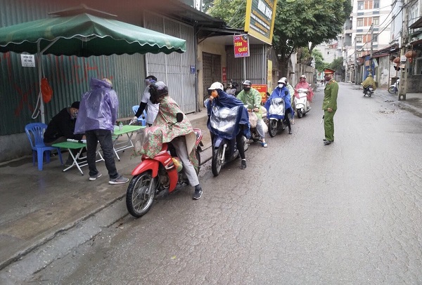 Công an huyện Thanh Trì xử lý 350 trường hợp vi phạm quy định về phòng chống dịch - Ảnh 2