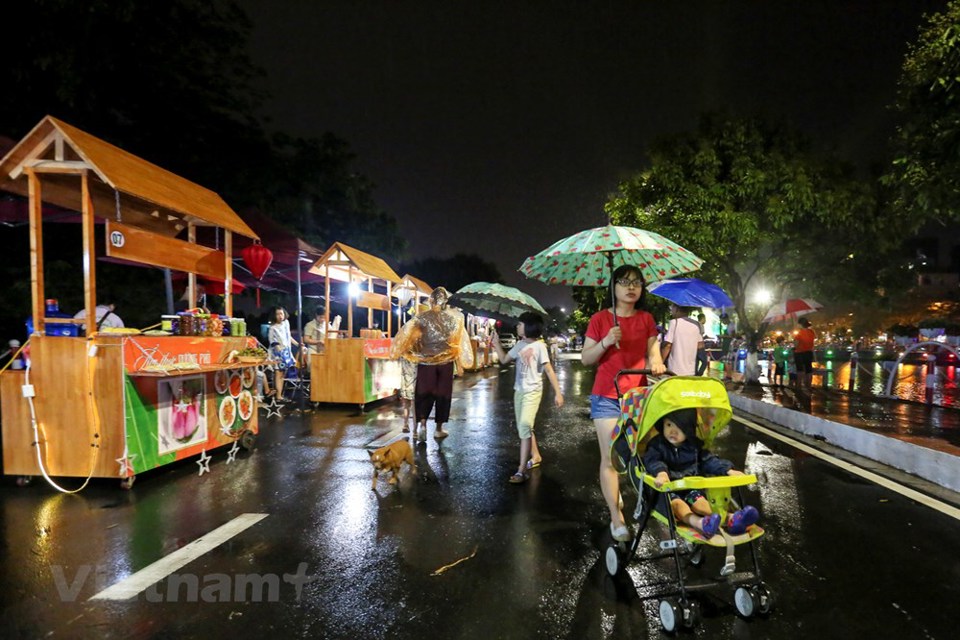 Người dân Thủ đô đội mưa dự khai mạc phố đi bộ Trịnh Công Sơn - Ảnh 11