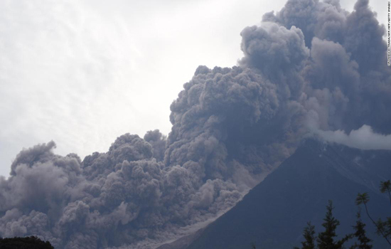 Hình ảnh núi lửa tại Guatemala phun trào mạnh nhất trong 4 thập kỷ khiến 25 người chết - Ảnh 1