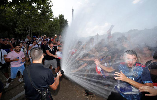 Fans Croatia và Pháp vỡ òa cảm xúc sau trận chung kết World Cup - Ảnh 6