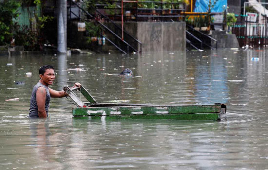 Chùm ảnh bão Sơn Tinh đổ bộ vào Philippines, đường phố tại Manila biến thành sông - Ảnh 7