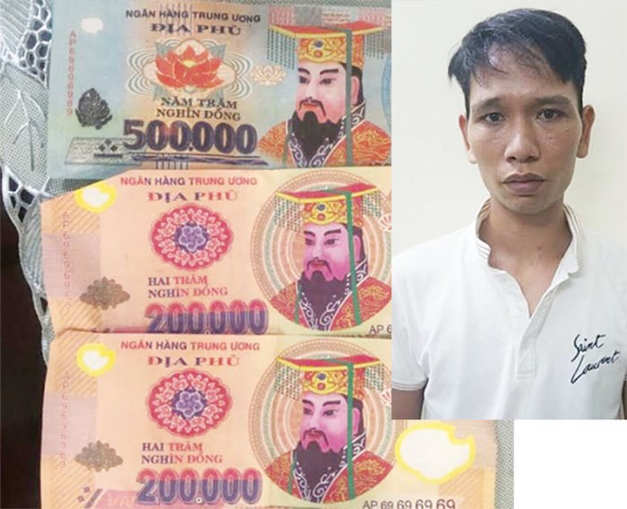 Đây là hình ảnh về du khách Tây tại Việt Nam đang chuẩn bị trả tiền âm phủ để cầu may mắn. Hãy đến xem để tìm hiểu thêm về nghi lễ này và cách du khách quốc tế hòa nhập với văn hóa Việt Nam.