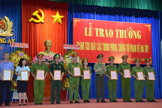 Khen thưởng các đơn vị phá chuyên án ma túy xuyên quốc gia tại TP Hồ Chí Minh - Ảnh 1