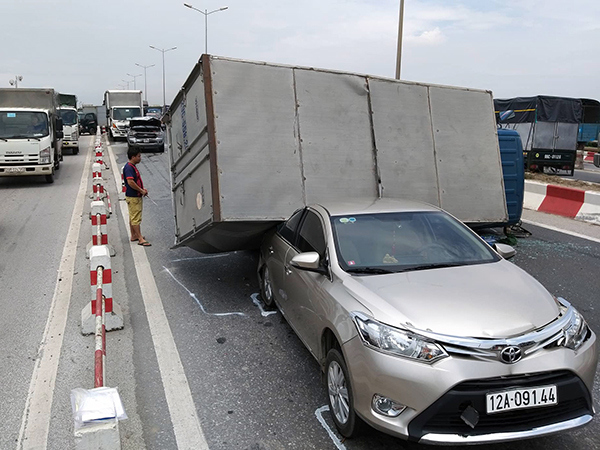Tai nạn liên hoàn trên cầu Thanh Trì, giao thông ùn tắc hàng cây số - Ảnh 1