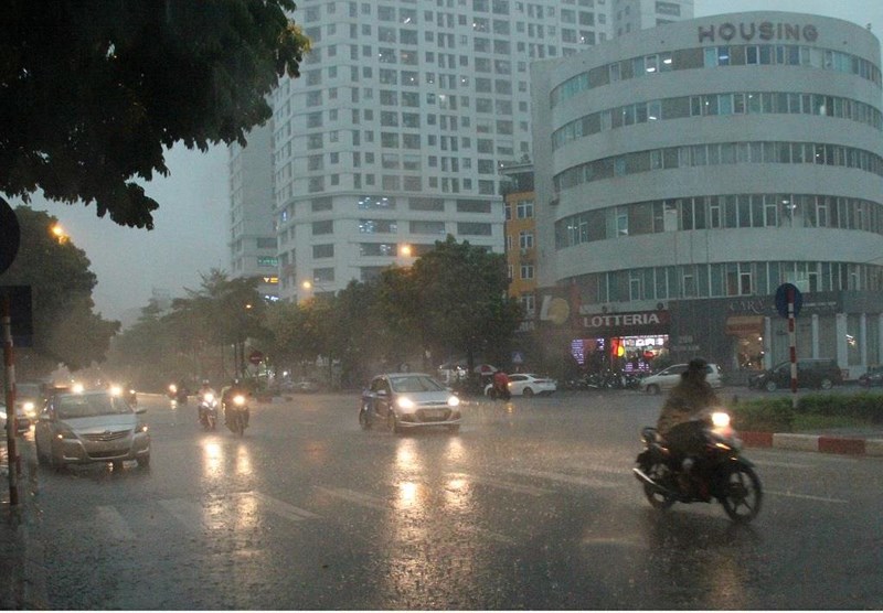 Mưa xối xả gây ngập một số tuyến phố trong nội thành Hà Nội - Ảnh 7