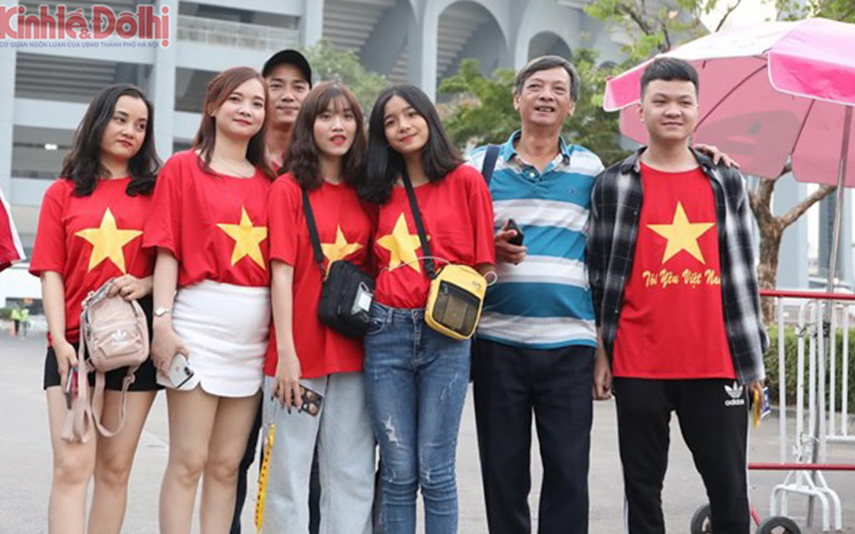 [Ảnh] Cổ động viên Việt Nam sẵn sàng "nhuộm đỏ" sân Rajamangala cổ vũ thầy trò HLV Park Hang-seo - Ảnh 1
