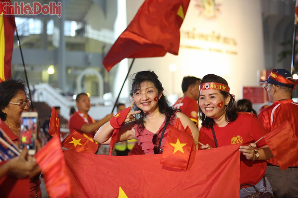 [Ảnh] Cổ động viên Việt Nam sẵn sàng "nhuộm đỏ" sân Rajamangala cổ vũ thầy trò HLV Park Hang-seo - Ảnh 4