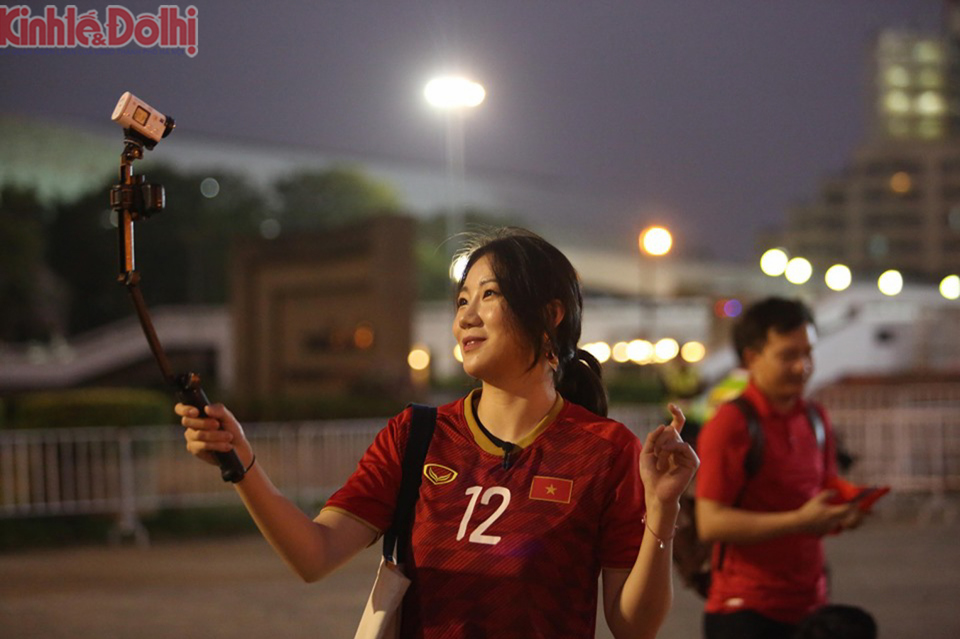 [Ảnh] Cổ động viên Việt Nam sẵn sàng "nhuộm đỏ" sân Rajamangala cổ vũ thầy trò HLV Park Hang-seo - Ảnh 5