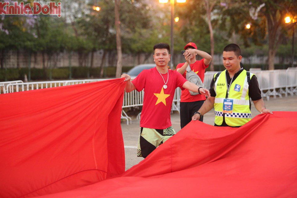 [Ảnh] Cổ động viên Việt Nam sẵn sàng "nhuộm đỏ" sân Rajamangala cổ vũ thầy trò HLV Park Hang-seo - Ảnh 6