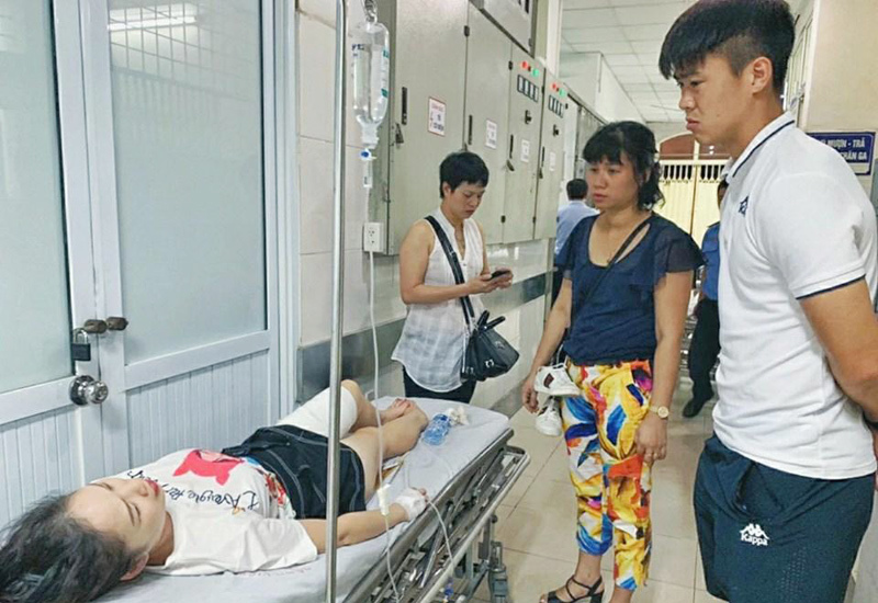 Trận Hà Nội FC và Nam Định: CĐV nữ nhập viện cấp cứu vì pháo sáng - Ảnh 3
