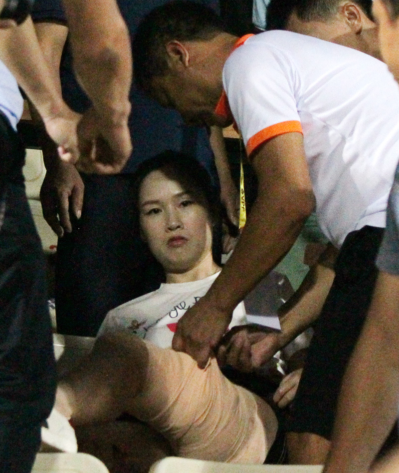 Trận Hà Nội FC và Nam Định: CĐV nữ nhập viện cấp cứu vì pháo sáng - Ảnh 1