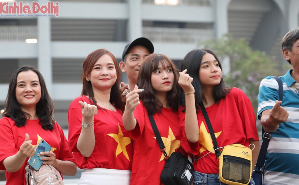 [Ảnh] Cổ động viên Việt Nam sẵn sàng "nhuộm đỏ" sân Rajamangala cổ vũ thầy trò HLV Park Hang-seo - Ảnh 3
