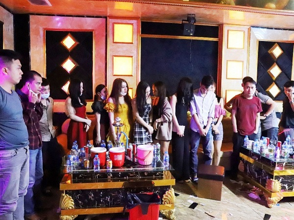 Hà Tĩnh: Phát hiện 76 đối tượng mở tiệc sinh nhật bằng ma túy trong quán karaoke - Ảnh 1