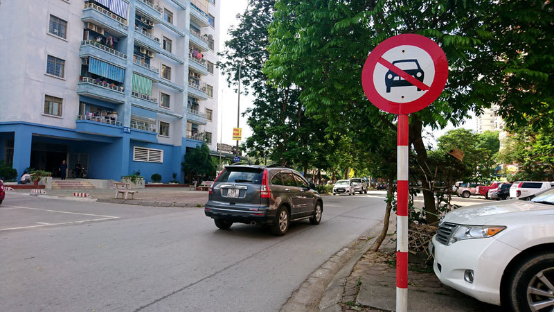 Văn Quán, nhiều xe ô tô đi ngược chiều đường vi phạm luật giao thông - Ảnh 3