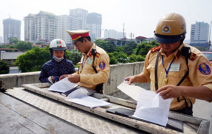 Ngược xuôi nộp phạt vi phạm giao thông - Ảnh 1